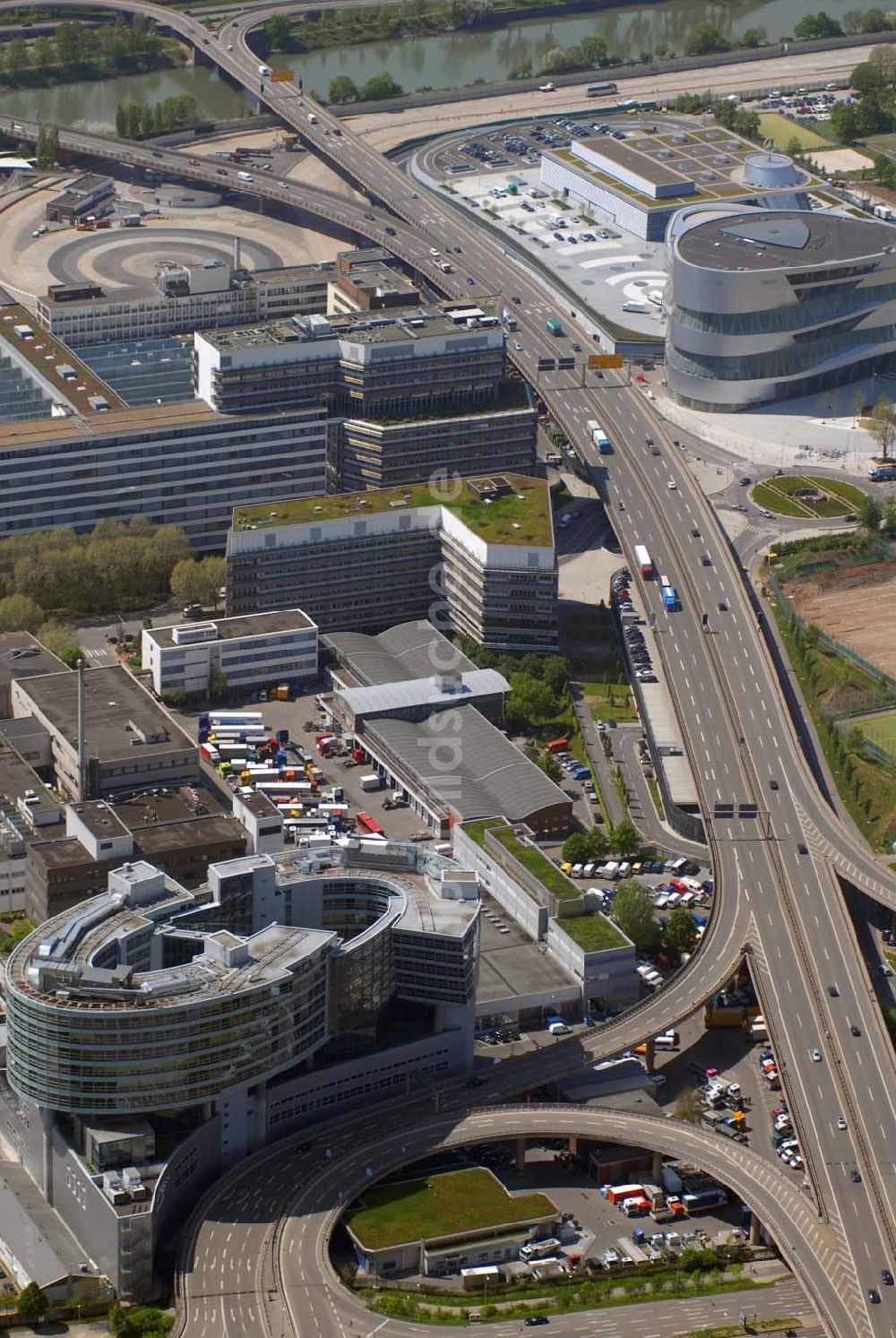 Stuttgart aus der Vogelperspektive: Blick auf das Mercedeswerk Untertürkheim und das Mercedesmuseum in Stuttgart