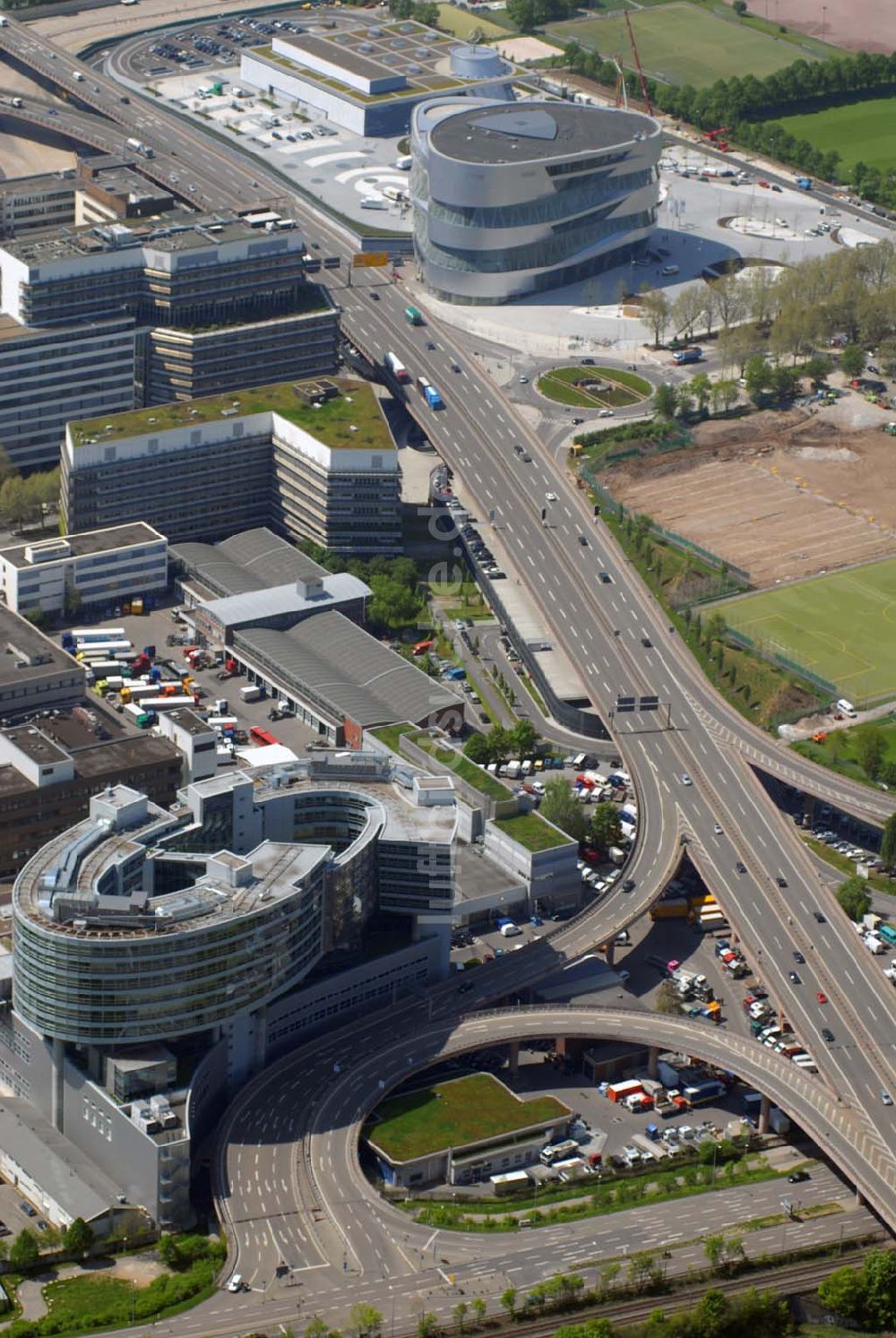 Stuttgart von oben - Blick auf das Mercedeswerk Untertürkheim und das Mercedesmuseum in Stuttgart