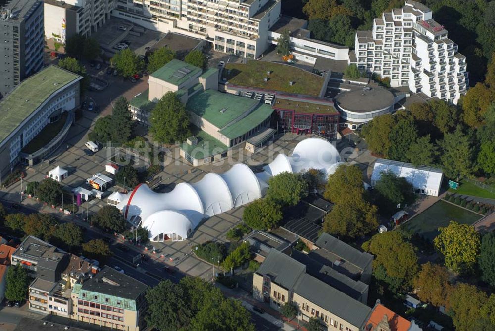 Hameln aus der Vogelperspektive: Blick auf das Messegelände der SOLTEC - Fachmesse für Sonne & Energie am Rathausplatz in Hameln vom 14.9.-17.9.06 und auf das Theater Hameln sowie das Weserbergland-Zentrum (WBZ).