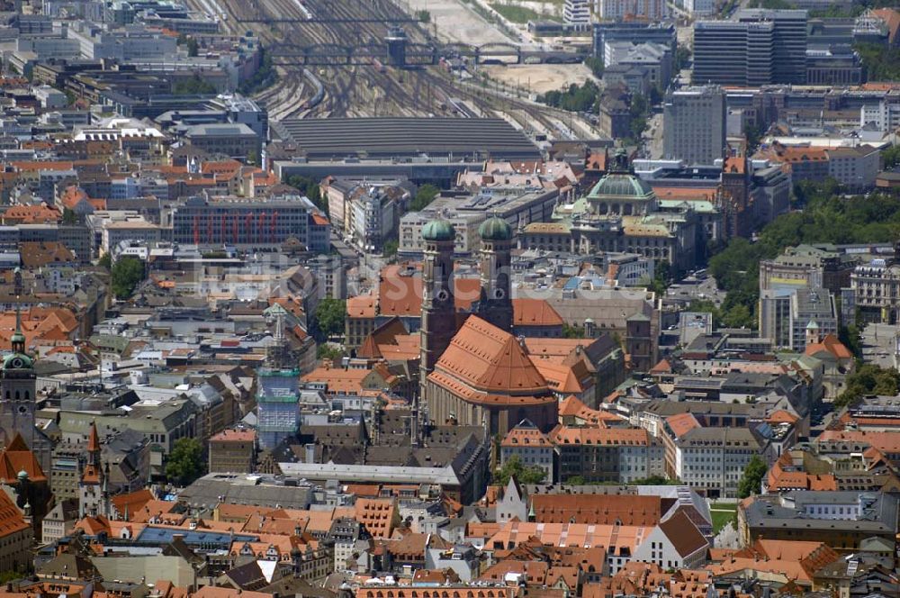 München von oben - Blick auf die Münchener Altstadt mit Frauenkirche, Neues Rathaus (Turm eingerüstet), Justizpalast, sowie den Hauptbahnhof im Hintergrund