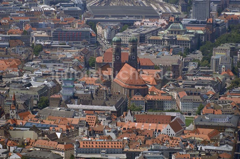 München aus der Vogelperspektive: Blick auf die Münchener Altstadt mit Frauenkirche, Neues Rathaus (Turm eingerüstet), Justizpalast, sowie den Hauptbahnhof im Hintergrund