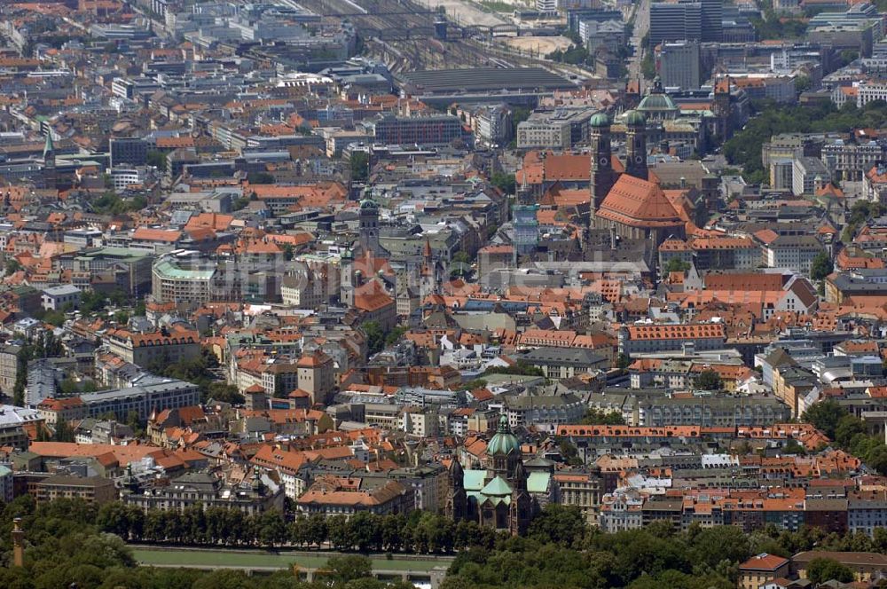 Luftaufnahme München - Blick auf die Münchener Altstadt mit ihren Kirchen (Frauenkirche, Heilige-Geist-Kirche, St