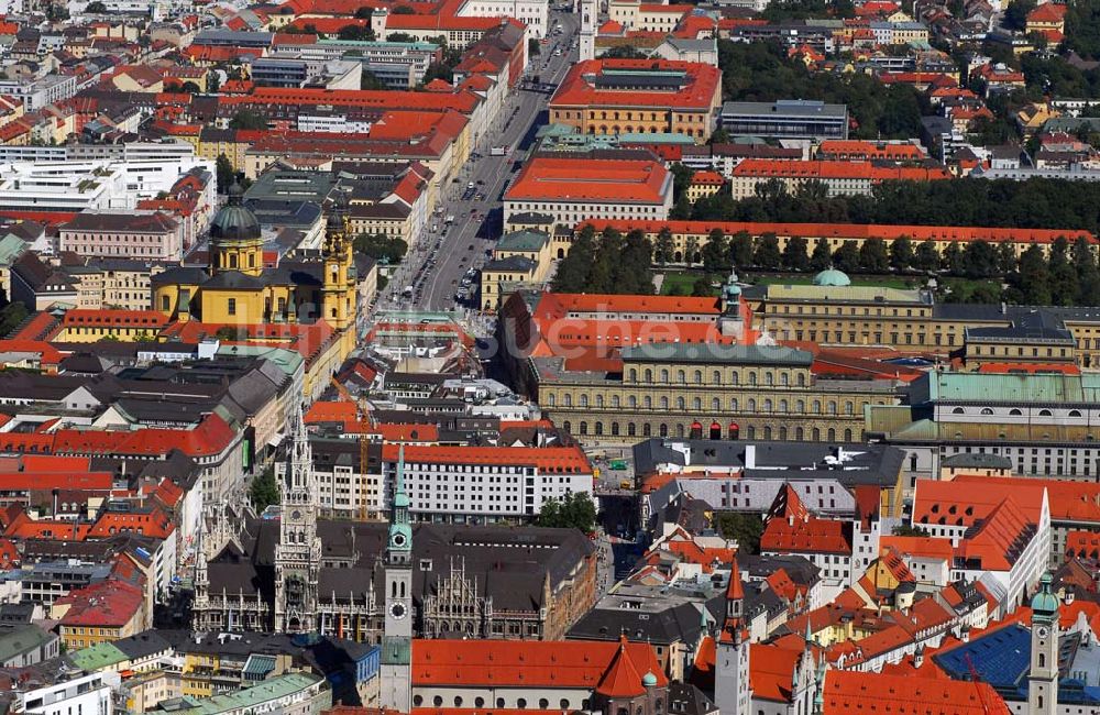 München aus der Vogelperspektive: Blick auf die Münchener Altstadt mit dem Rathaus