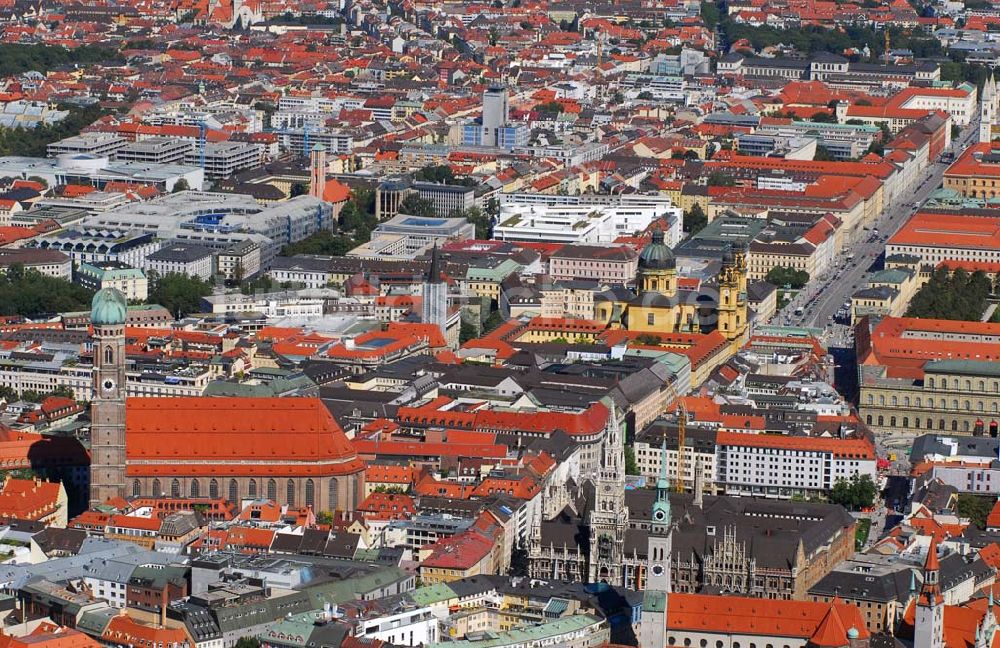 Luftaufnahme München - Blick auf die Münchener Altstadt mit dem Rathaus und der Frauenkirche