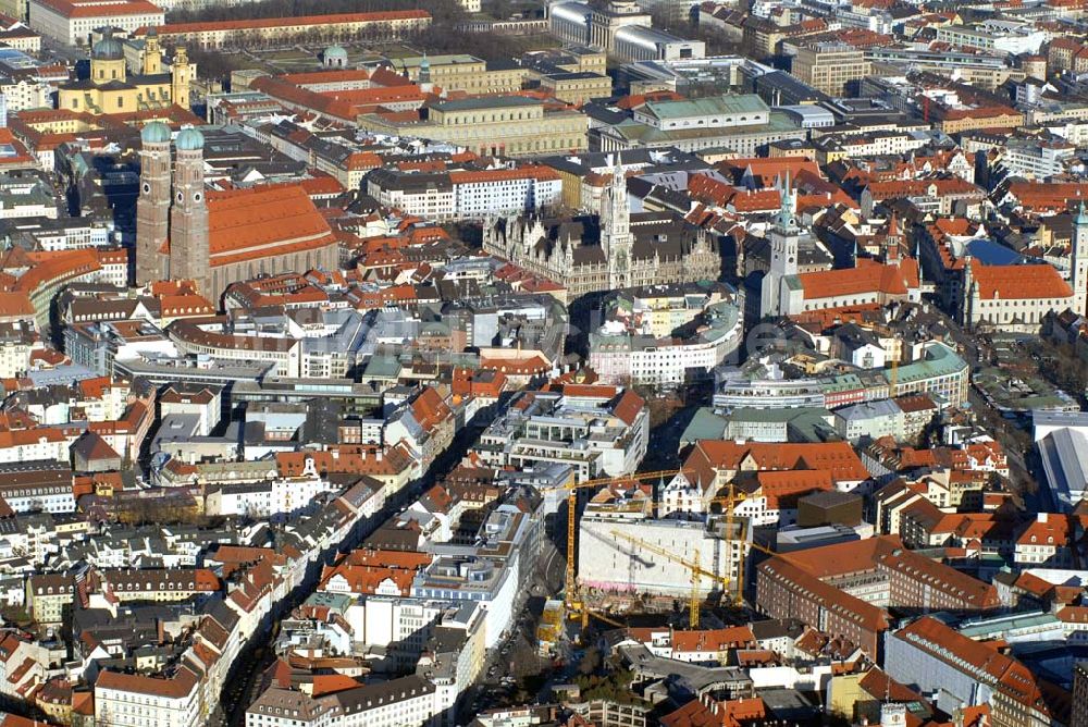 Luftbild München - Blick auf die Münchener Innenstadt mit der Frauenkirche.