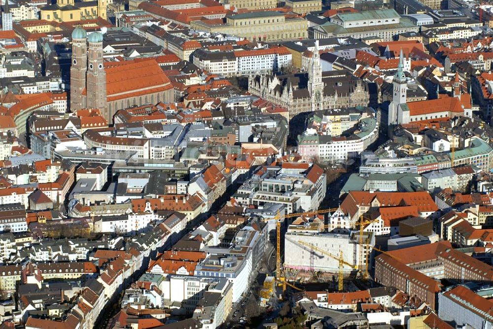 München von oben - Blick auf die Münchener Innenstadt mit der Frauenkirche.