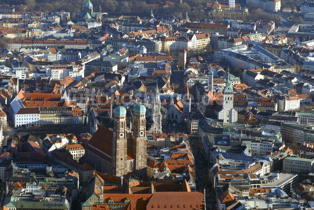 Luftbild München - Blick auf die Münchener Innenstadt mit der Frauenkirche.