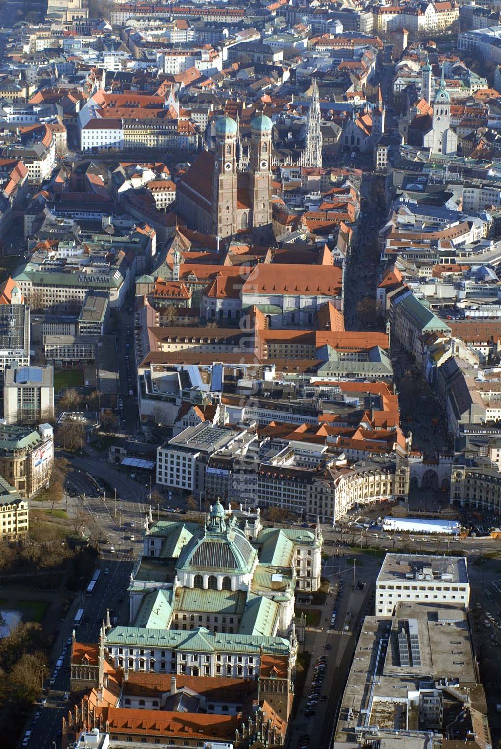 München von oben - Blick auf die Münchener Innenstadt mit der Frauenkirche.