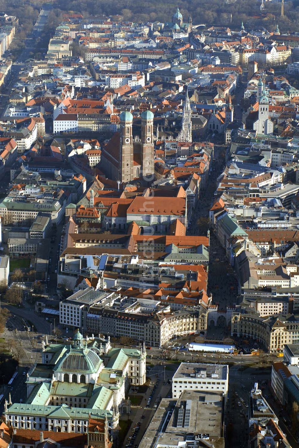 München aus der Vogelperspektive: Blick auf die Münchener Innenstadt mit der Frauenkirche.