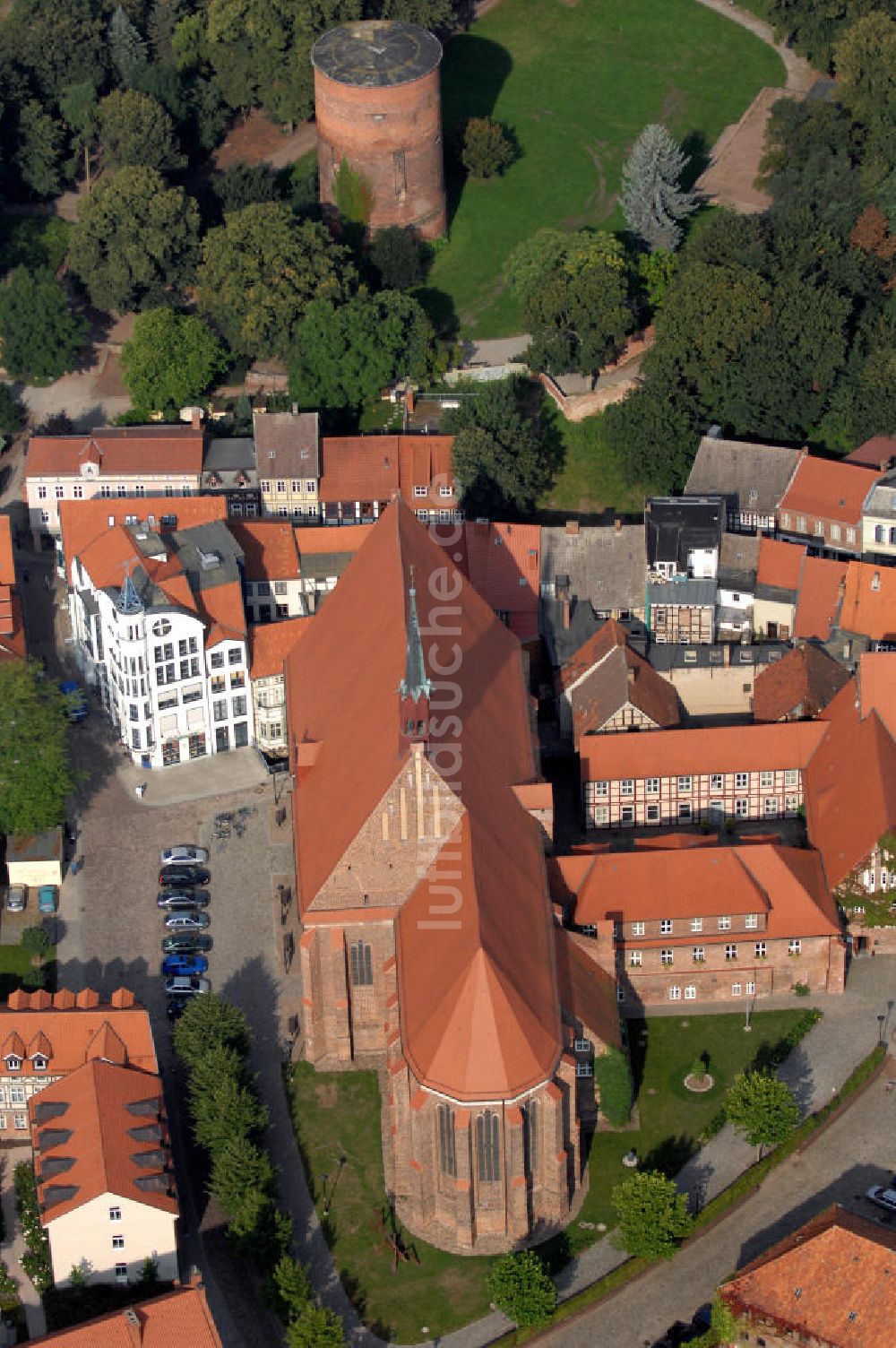 Luftbild Salzwedel - Blick auf die Mönchskirche und den Burgturm im Burgpark in Salzwedel