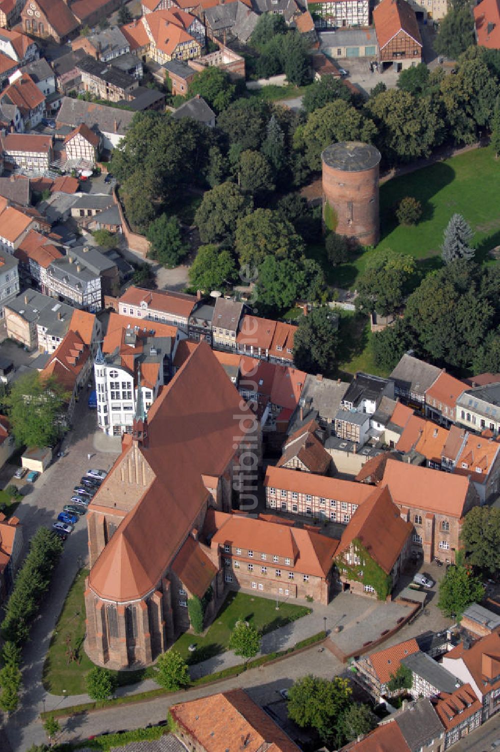 Luftaufnahme Salzwedel - Blick auf die Mönchskirche und den Burgturm im Burgpark in Salzwedel