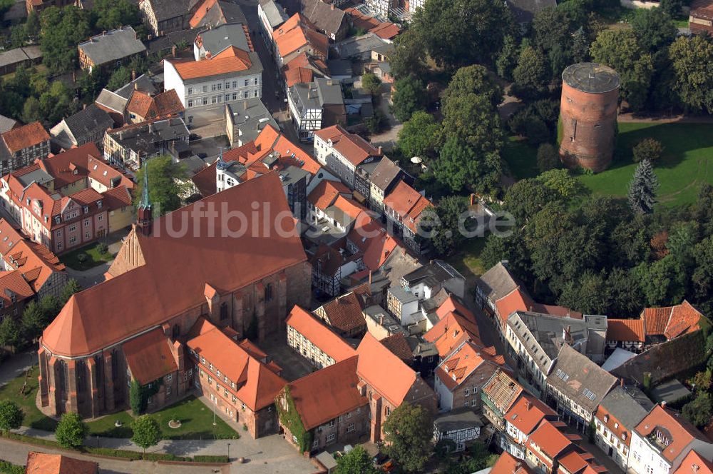 Salzwedel von oben - Blick auf die Mönchskirche und den Burgturm im Burgpark in Salzwedel