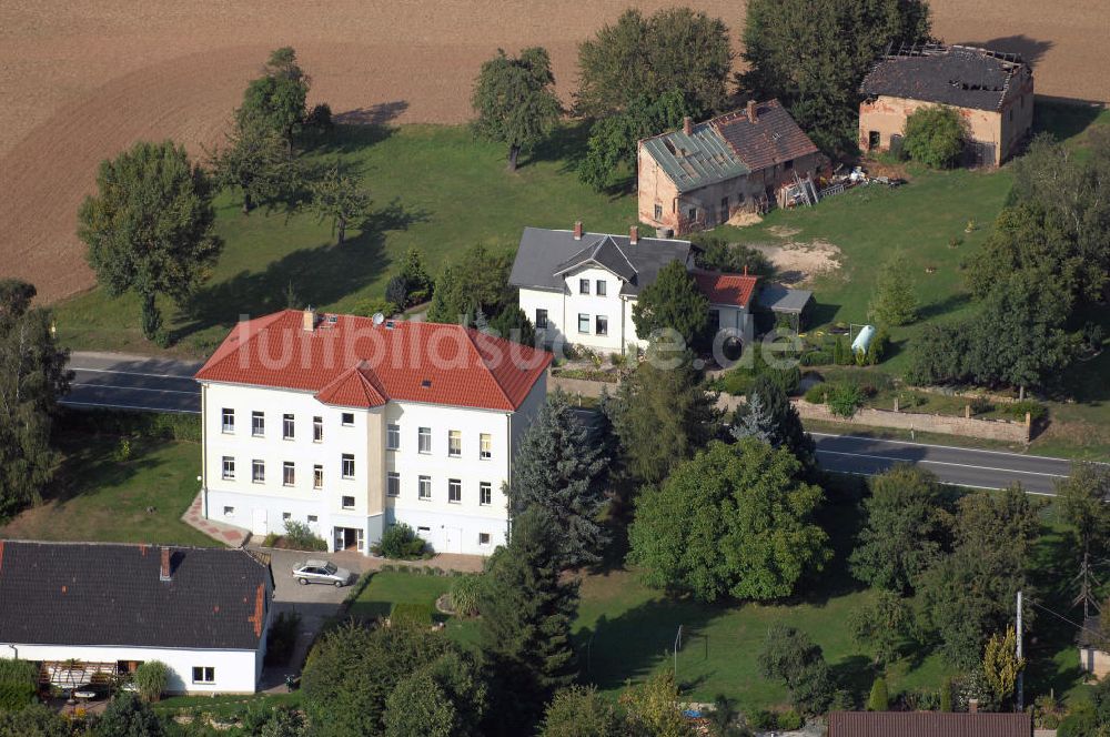 ZEHMA aus der Vogelperspektive: Blick auf ein modernisiertes Mehrfamilienwohnhaus an der Zehmaer Strasse (B93) in Zehma