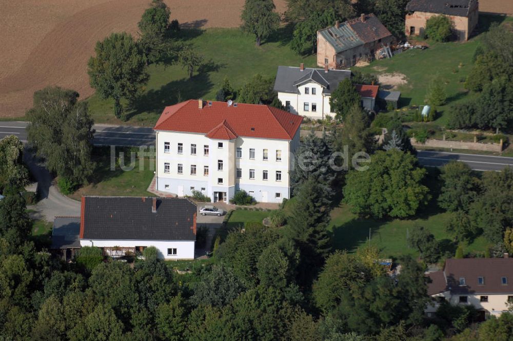 Luftbild ZEHMA - Blick auf ein modernisiertes Mehrfamilienwohnhaus an der Zehmaer Strasse (B93) in Zehma