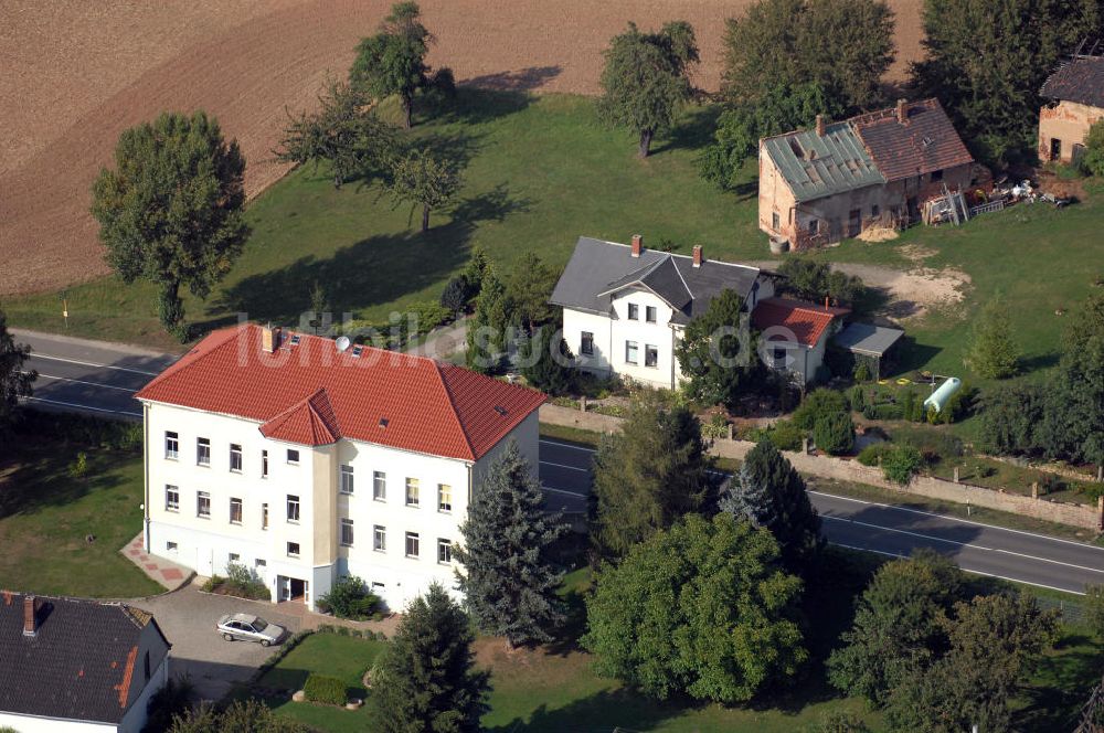 Luftaufnahme ZEHMA - Blick auf ein modernisiertes Mehrfamilienwohnhaus an der Zehmaer Strasse (B93) in Zehma