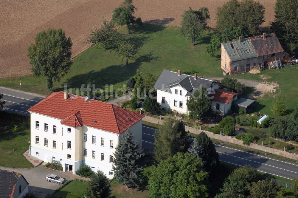 ZEHMA von oben - Blick auf ein modernisiertes Mehrfamilienwohnhaus an der Zehmaer Strasse (B93) in Zehma