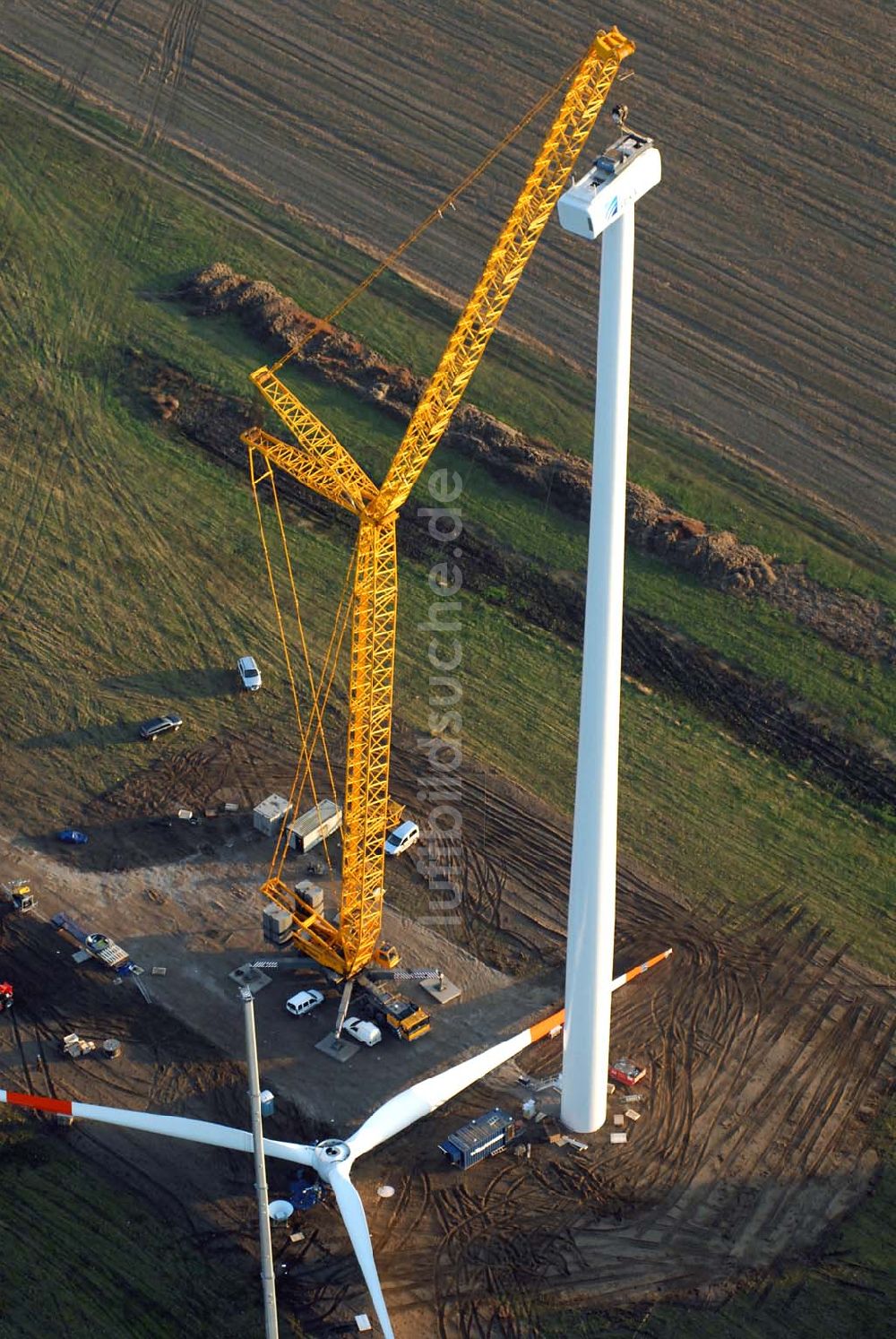 Oelsig aus der Vogelperspektive: Blick auf Montagearbeiten zum Bau neuer Windkraftfelder bei Oelsig im südlichen Brandenburg