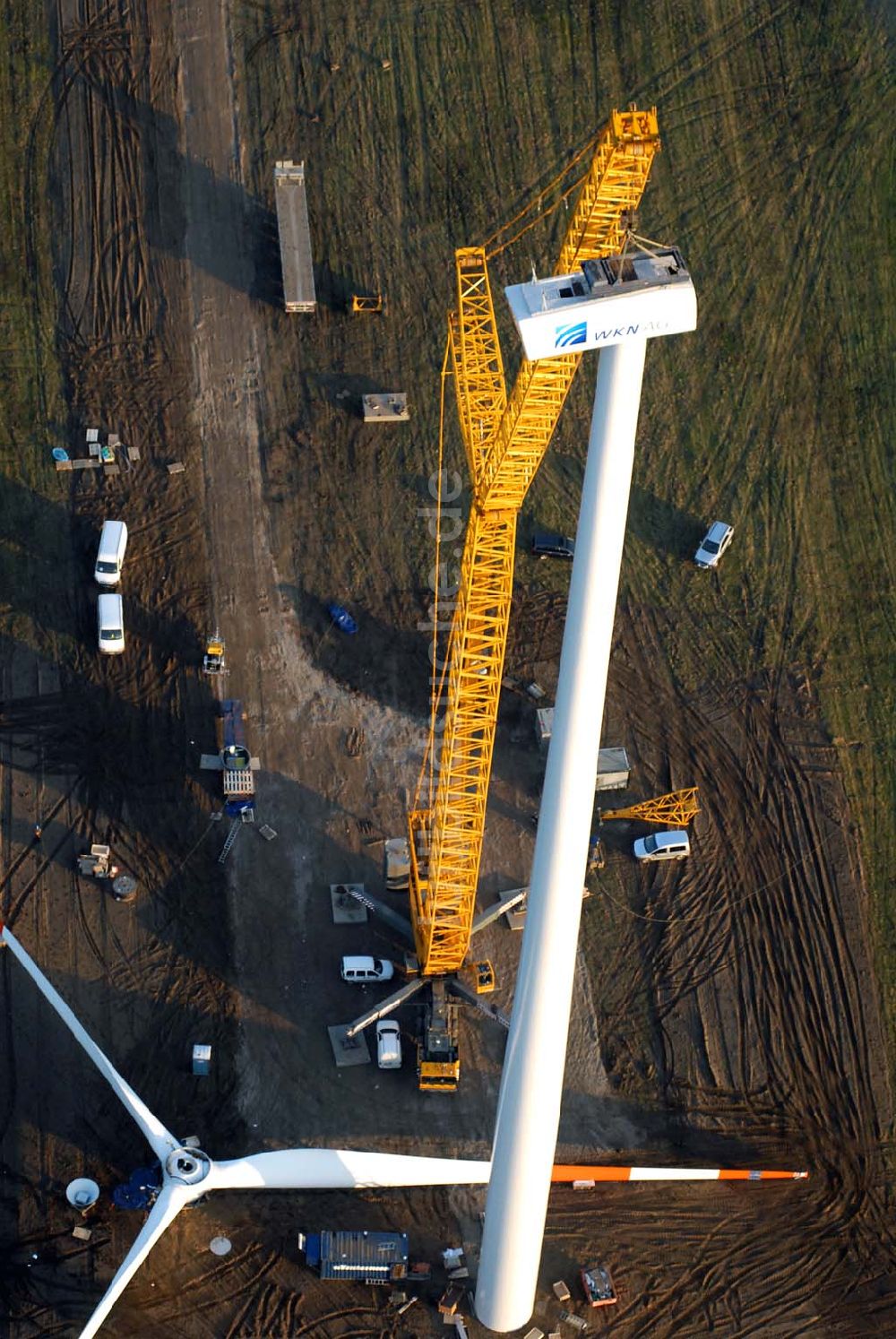 Luftbild Oelsig - Blick auf Montagearbeiten zum Bau neuer Windkraftfelder bei Oelsig im südlichen Brandenburg