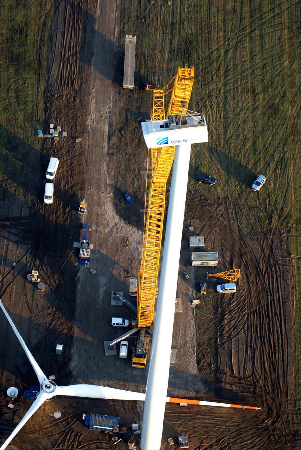 Luftaufnahme Oelsig - Blick auf Montagearbeiten zum Bau neuer Windkraftfelder bei Oelsig im südlichen Brandenburg