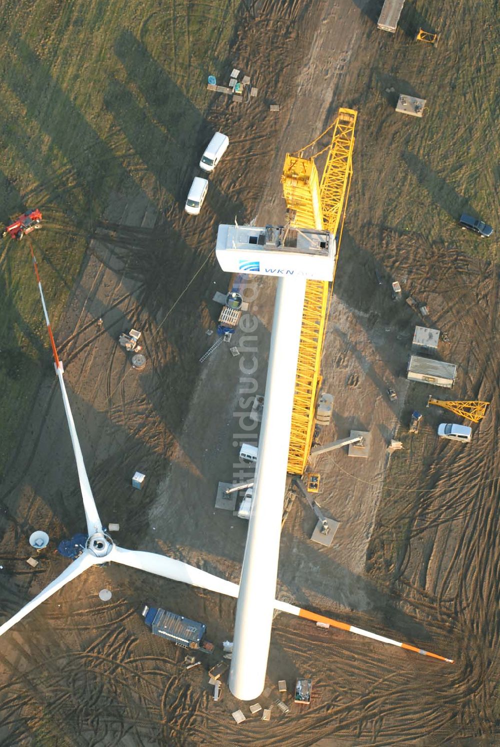 Oelsig aus der Vogelperspektive: Blick auf Montagearbeiten zum Bau neuer Windkraftfelder bei Oelsig im südlichen Brandenburg