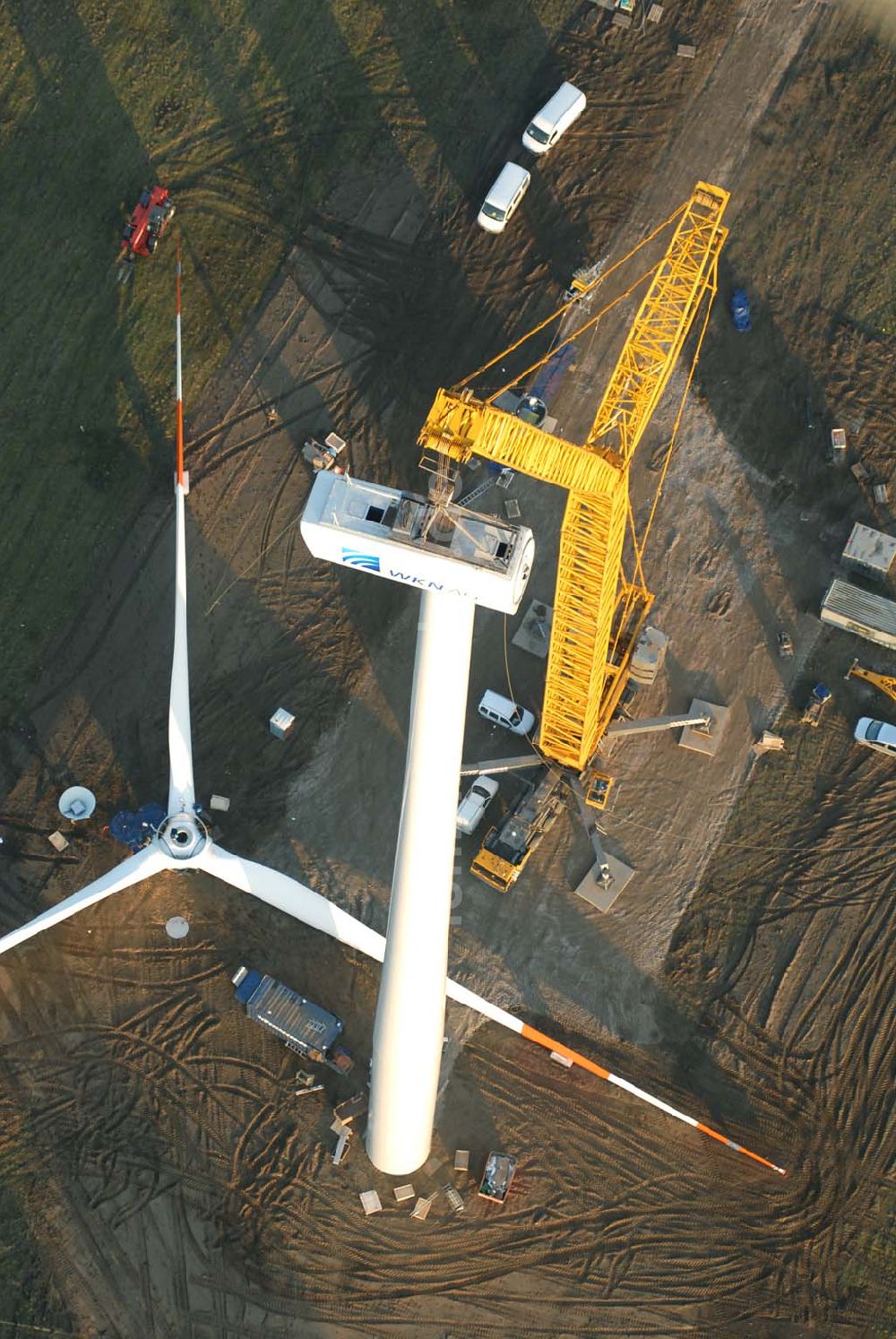 Luftaufnahme Oelsig - Blick auf Montagearbeiten zum Bau neuer Windkraftfelder bei Oelsig im südlichen Brandenburg