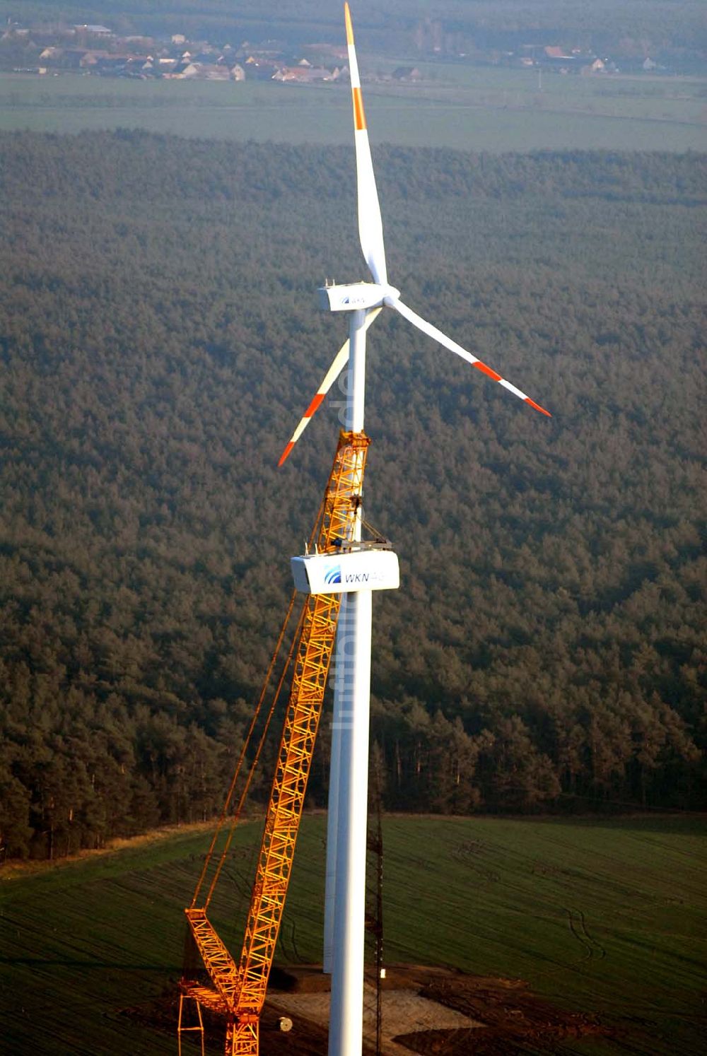 Oelsig aus der Vogelperspektive: Blick auf Montagearbeiten zum Bau neuer Windkraftfelder bei Oelsig im südlichen Brandenburg