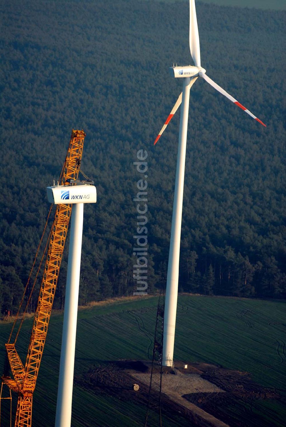 Luftaufnahme Oelsig - Blick auf Montagearbeiten zum Bau neuer Windkraftfelder bei Oelsig im südlichen Brandenburg