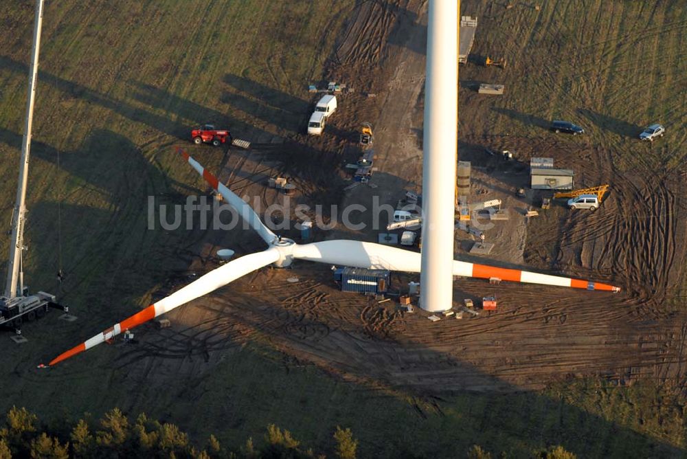 Oelsig aus der Vogelperspektive: Blick auf Montagearbeiten zum Bau neuer Windkraftfelder bei Oelsig im südlichen Brandenburg