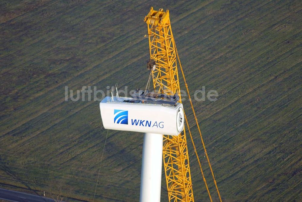 Luftbild Oelsig - Blick auf Montagearbeiten zum Bau neuer Windkraftfelder bei Oelsig im südlichen Brandenburg