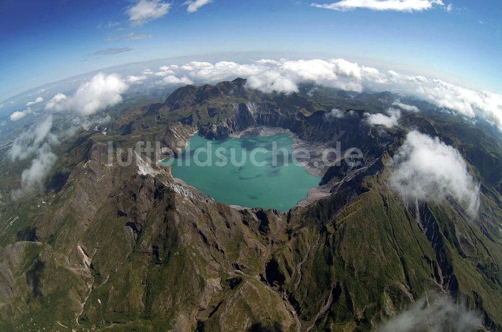 Angeles aus der Vogelperspektive: Blick auf den Mount Pinatubo