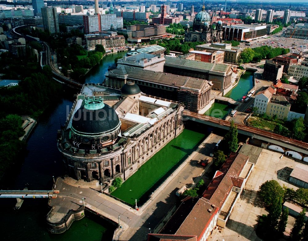 Luftbild Berlin - Blick auf die Museumsinsel mit dem Alten Museum, dem Neuen Museum, dem Pergamonmuseum, dem Bode-Museum und der Alten Nationalgalerie in Berlin - Mitte