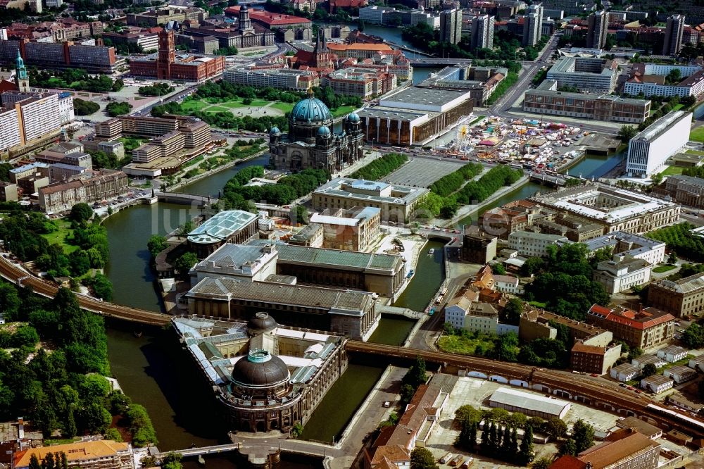 Luftaufnahme Berlin - Blick auf die Museumsinsel mit dem Alten Museum, dem Neuen Museum, dem Pergamonmuseum, dem Bode-Museum, dem Berliner Dom, dem Palast der Republik und der Alten Nationalgalerie in Berlin - Mitte