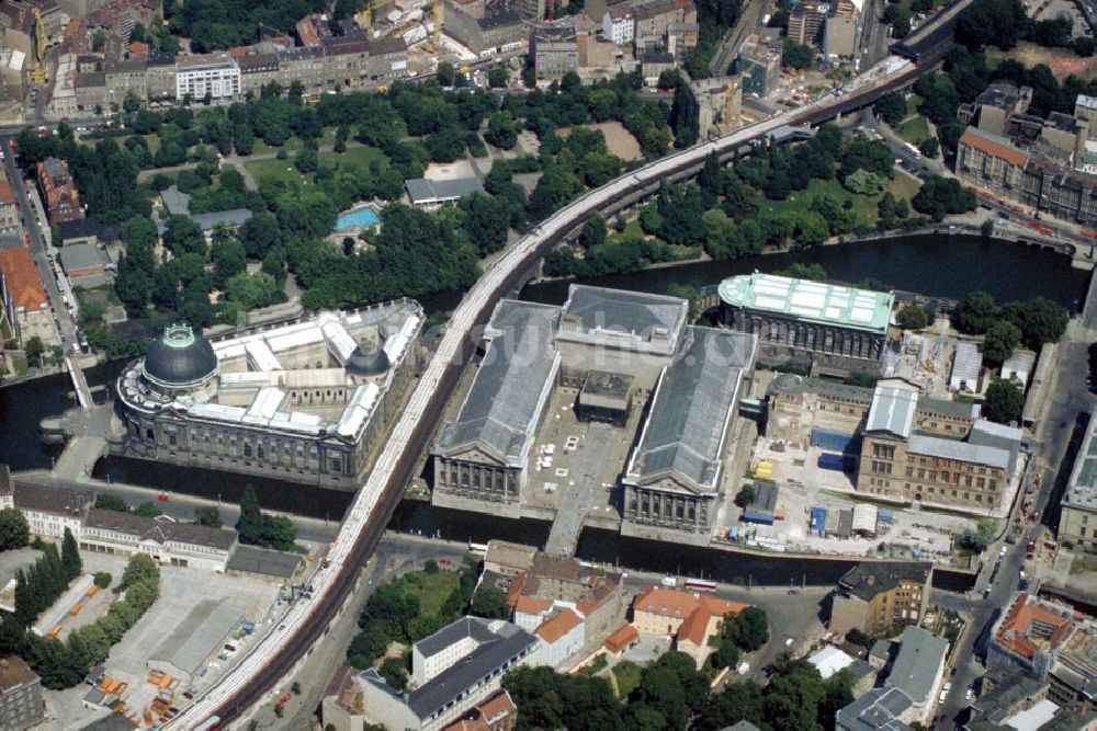 Luftbild Berlin / Mitte - Blick auf die Museumsinsel in Berlin Mitte 1995