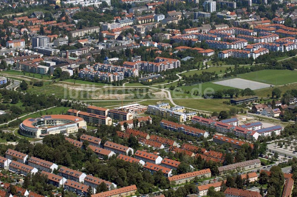 Luftbild München - Blick auf das Mutterhaus (Vinzenz-von-Paul-Straße) der Kongregation der Barmherzigen Schwestern und die Sportanlage im Bezirk Josephburg