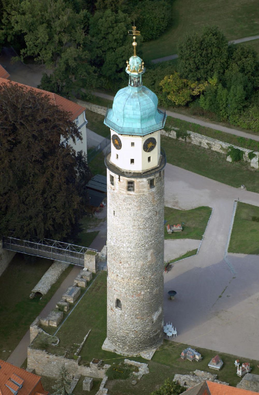 Luftaufnahme Arnstadt - Blick auf den Neideckturm in Anrstadt in Thüringen