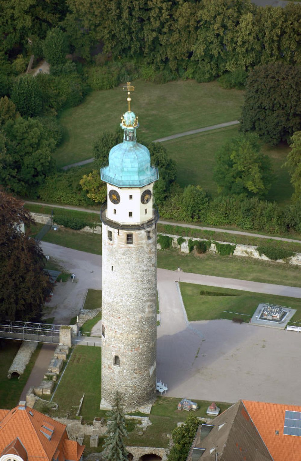 Arnstadt aus der Vogelperspektive: Blick auf den Neideckturm in Anrstadt in Thüringen