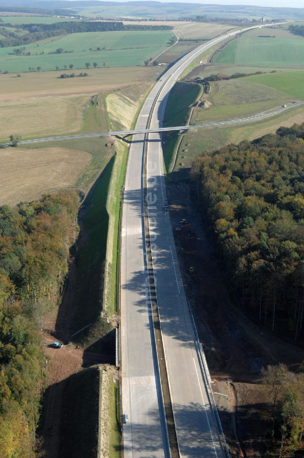 Luftaufnahme Madelungen - Blick auf die neu errichtete Strassenbrücke zwischen Stregda und Madelungen welche über die A4 führt, sowie eine Unterführung im Madelungener Forst