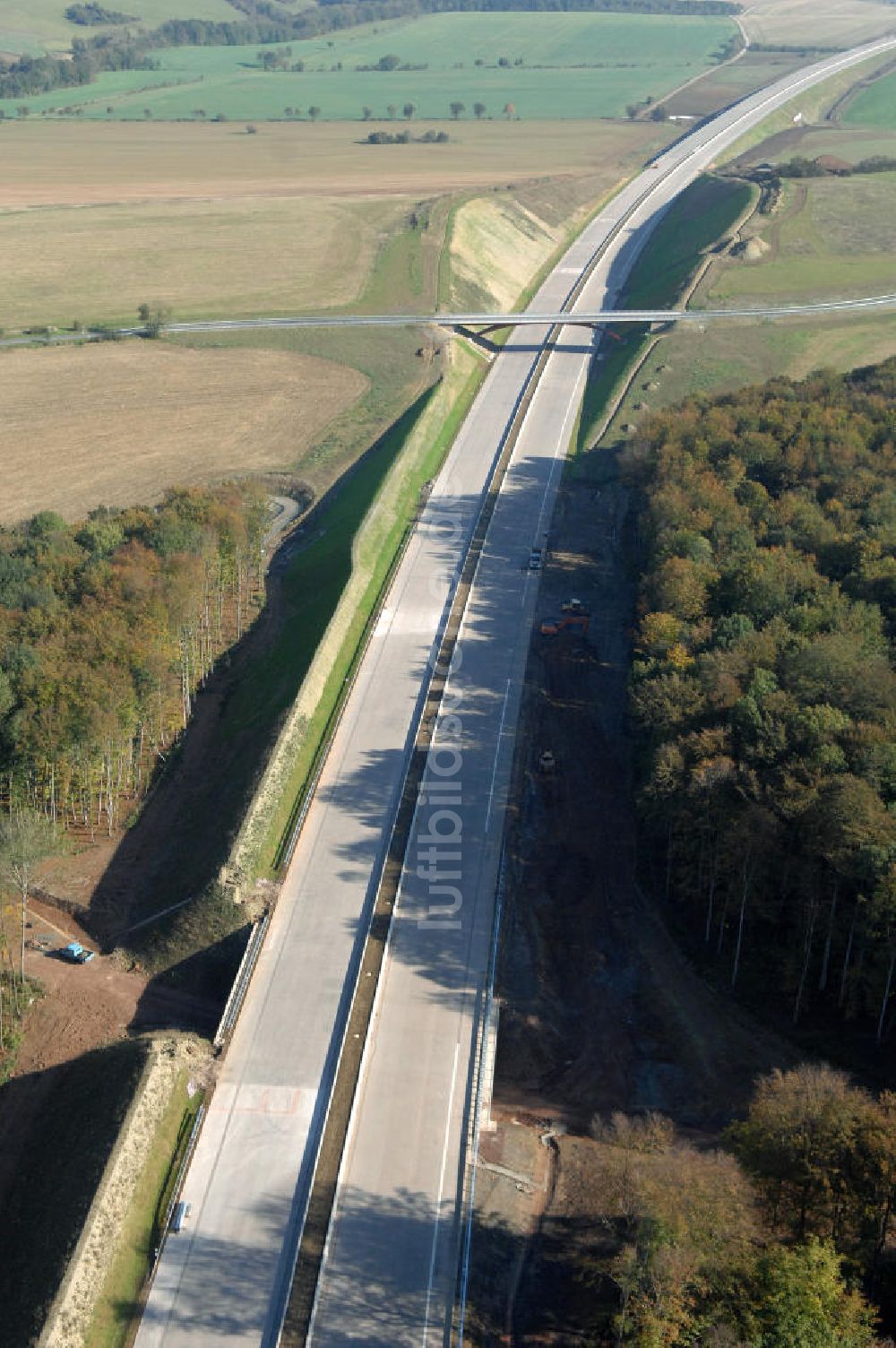 Madelungen von oben - Blick auf die neu errichtete Strassenbrücke zwischen Stregda und Madelungen welche über die A4 führt, sowie eine Unterführung im Madelungener Forst