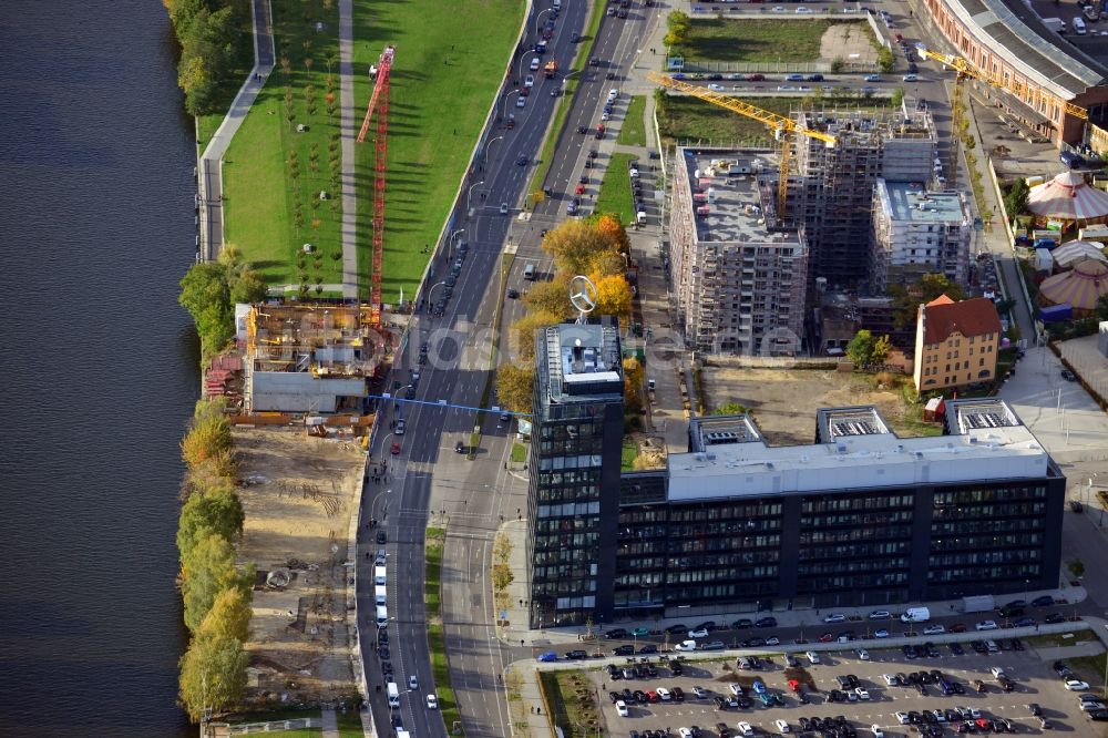 Luftaufnahme Berlin - Blick auf den Neubau der Deutschlandzentrale des Mercedes Benz Vertriebes und ein Bauvorhaben der Schrobsdorff Bau AG in der Mühlenstraße in Berlin Friedrichshain