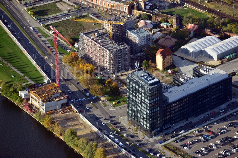 Luftaufnahme Berlin - Blick auf den Neubau der Deutschlandzentrale des Mercedes Benz Vertriebes und ein Bauvorhaben der Schrobsdorff Bau AG in der Mühlenstraße in Berlin Friedrichshain