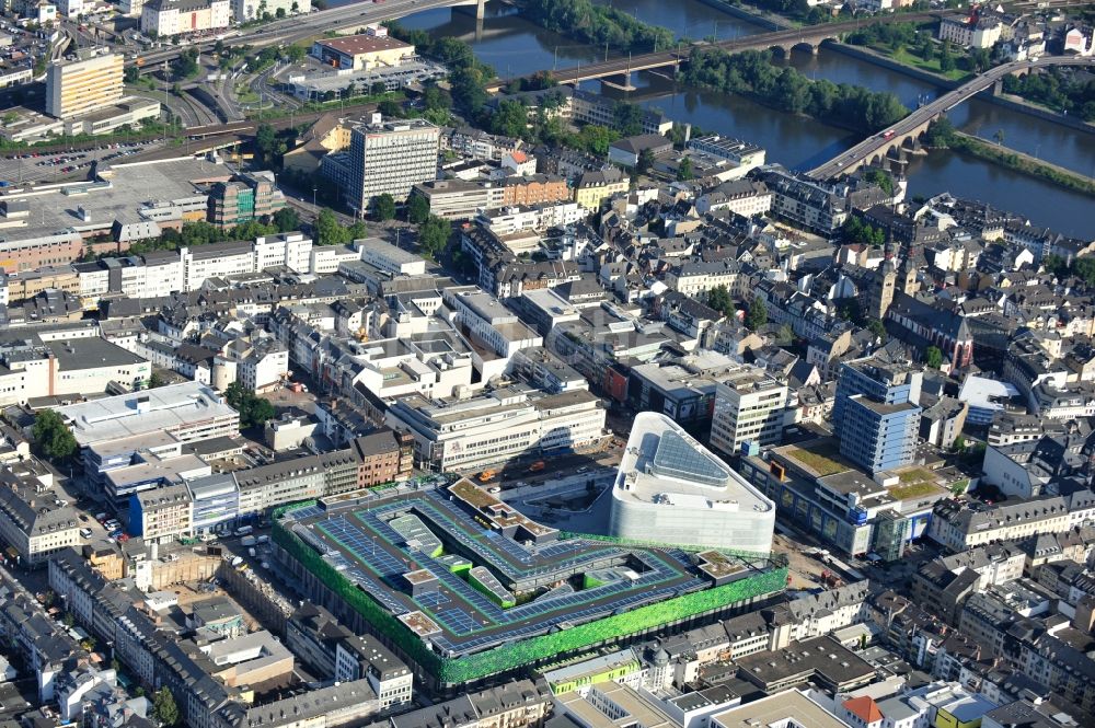 Luftaufnahme Koblenz - Blick auf Neubau des Einkaufszentrums und Kulturgebäude Forum Mittelrhein auf dem Zentralplatz in Koblenz