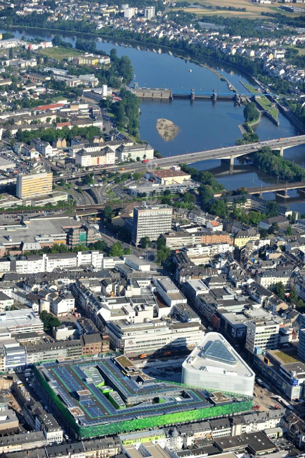 Koblenz von oben - Blick auf Neubau des Einkaufszentrums und Kulturgebäude Forum Mittelrhein auf dem Zentralplatz in Koblenz