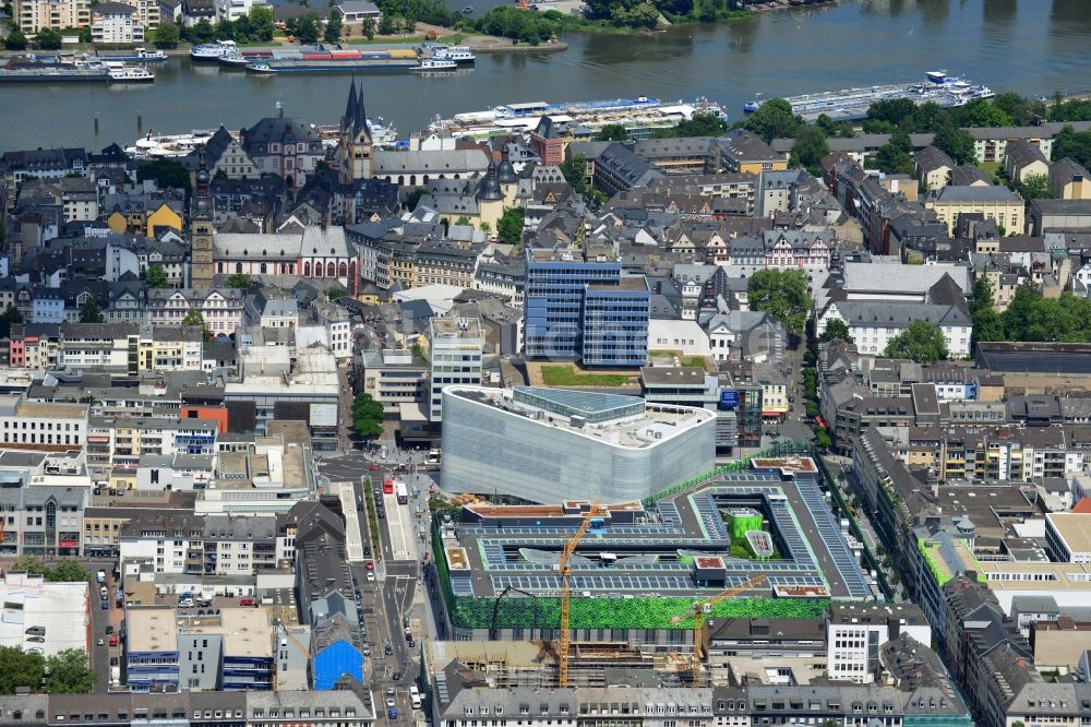 Luftaufnahme Koblenz - Blick auf Neubau des Einkaufszentrums und Kulturgebäude Forum Mittelrhein auf dem Zentralplatz in Koblenz