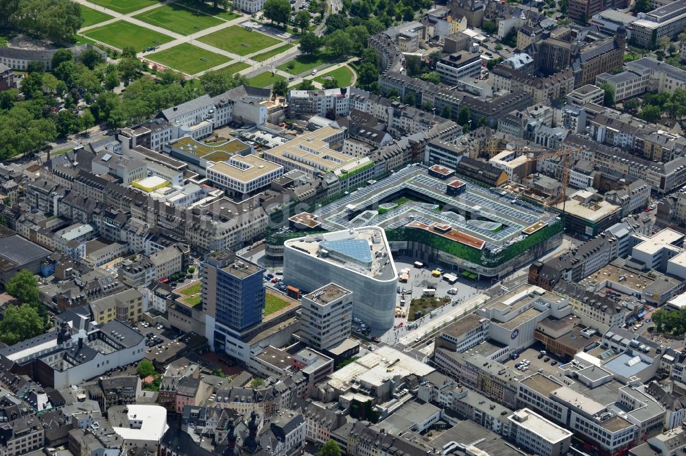 Luftaufnahme Koblenz - Blick auf Neubau des Einkaufszentrums und Kulturgebäude Forum Mittelrhein auf dem Zentralplatz in Koblenz