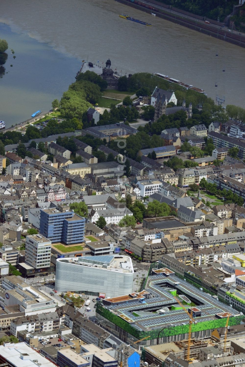 Koblenz aus der Vogelperspektive: Blick auf Neubau des Einkaufszentrums und Kulturgebäude Forum Mittelrhein auf dem Zentralplatz in Koblenz