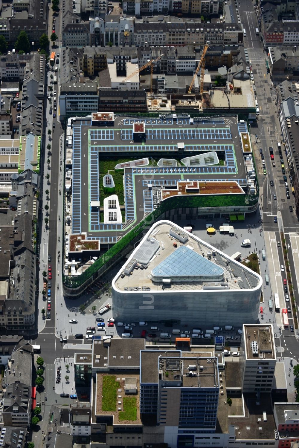 Koblenz von oben - Blick auf Neubau des Einkaufszentrums und Kulturgebäude Forum Mittelrhein auf dem Zentralplatz in Koblenz