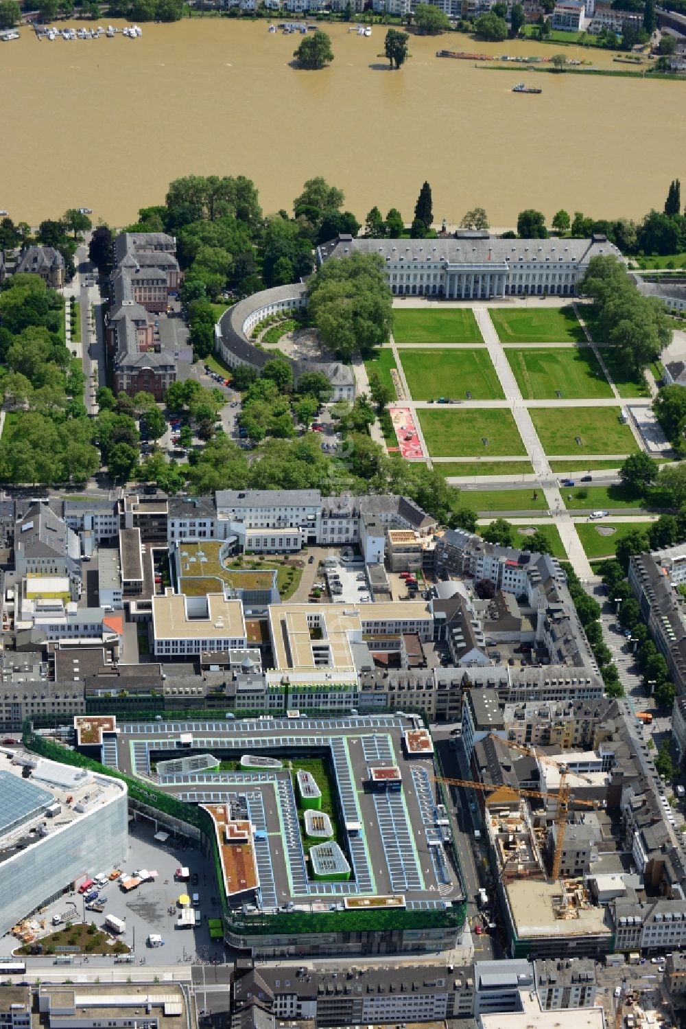 Koblenz von oben - Blick auf Neubau des Einkaufszentrums und Kulturgebäude Forum Mittelrhein auf dem Zentralplatz in Koblenz