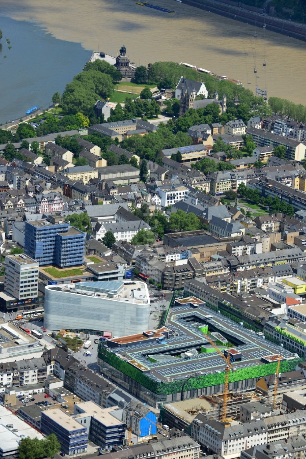 Koblenz von oben - Blick auf Neubau des Einkaufszentrums und Kulturgebäude Forum Mittelrhein auf dem Zentralplatz in Koblenz