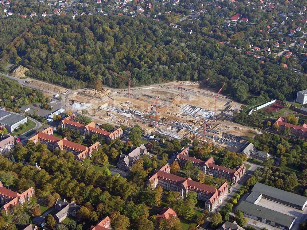 Berlin von oben - 05.10.2004 Blick auf den Neubau der Heliuskliniken AG auf dem Gelände des Krankenhauses Berlin-Buch.