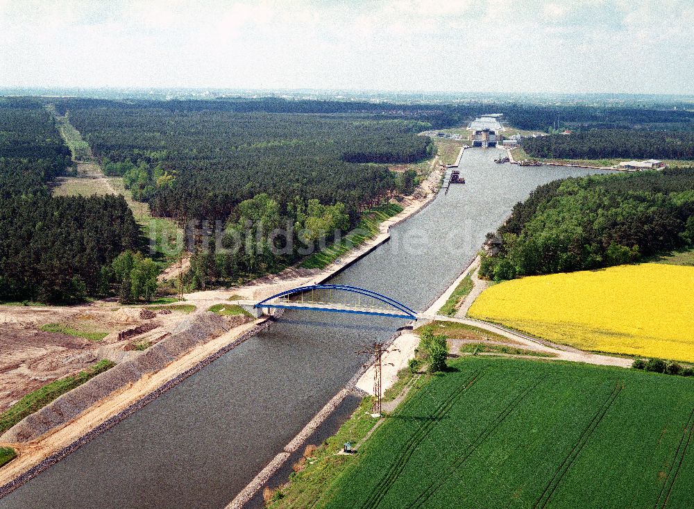 Luftaufnahme Niegripp / Sachsen-Anhalt - Blick auf eine neue Brücke über den Elbe-Havel-Kanal östlich der Schleuse bei Niegripp - Ausgleichs- und Ersatzmaßnahmen am Wasserstraßenkreuz Magdeburg / Elbe-Havel-Kanal